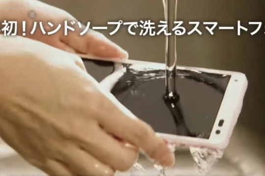 Chiếc điện thoại "Digno Rafre" đang được rửa dưới nước - Ảnh cắt từ clip