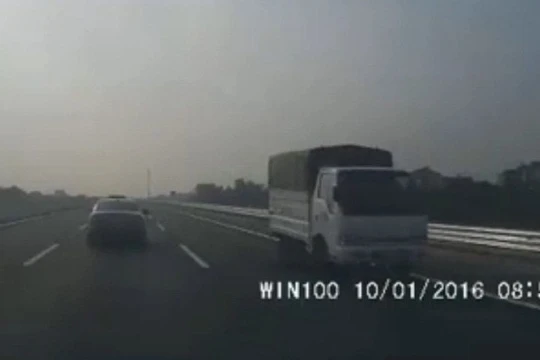 Clip xe tải phóng ngược chiều trên cao tốc 120 km/h Hà Nội - Hải Phòng