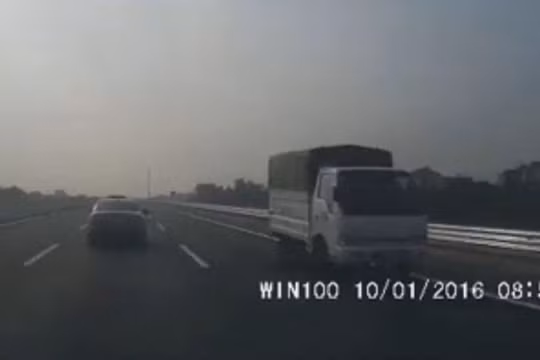 Clip xe tải phóng ngược chiều trên cao tốc 120 km/h Hà Nội - Hải Phòng