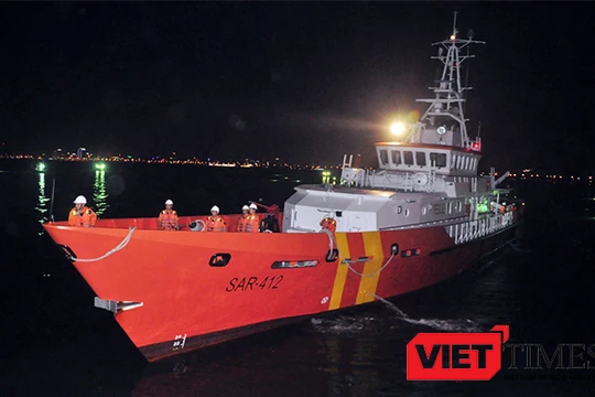 Tàu SAR 412 liên tục xuyên biển cứu ngư dân bị nạn