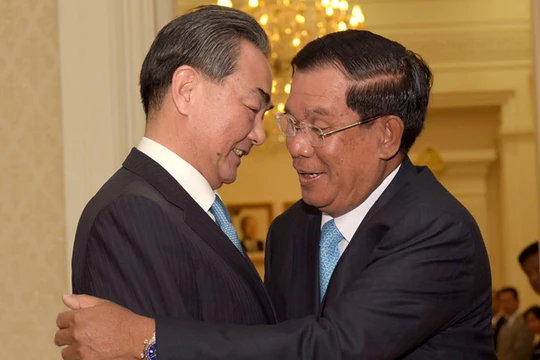 Ông Hunsen và ngoại trưởng Trung Quốc Vương Nghị