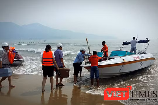 rước những diễn biến phức tạp của biển Bắc miền Trung, sáng 27/4, Sở TNMT Đà Nẵng phối hợp cùng Sở VH-TT và DL tiến hành lấy mẫu nước biển để kiểm tra đột xuất