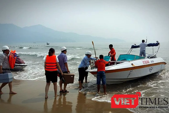 rước những diễn biến phức tạp của biển Bắc miền Trung, sáng 27/4, Sở TNMT Đà Nẵng phối hợp cùng Sở VH-TT và DL tiến hành lấy mẫu nước biển để kiểm tra đột xuất