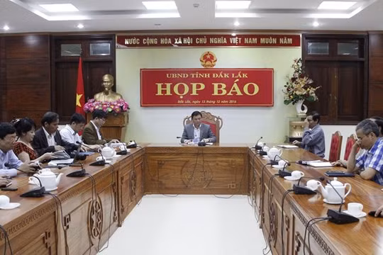 Họp báo thông tin về vụ nổ. Ảnh: Zing