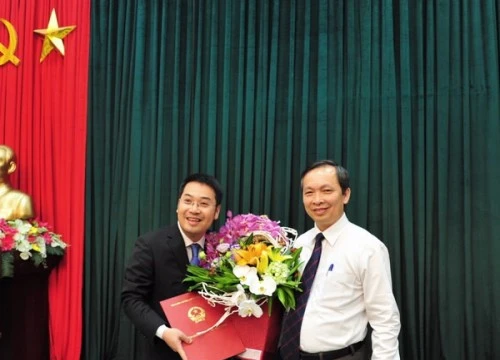 Phó Thống đốc Đào MinhTú trao quyết định bổ nhiệm cho ông Nguyễn Tuấn Anh (bên trái). (Ảnh: SBV)