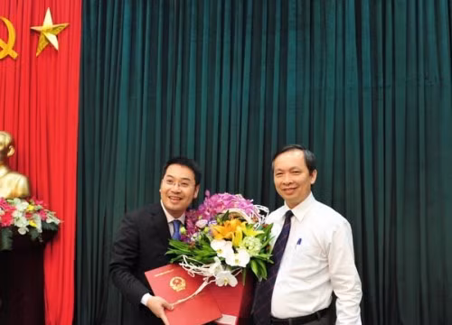 Phó Thống đốc Đào MinhTú trao quyết định bổ nhiệm cho ông Nguyễn Tuấn Anh (bên trái). (Ảnh: SBV)