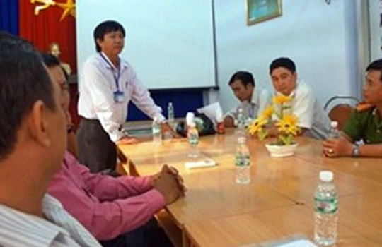 Cuộc họp truy tìm nguồn cung cấp chai Dr. Thanh có dị vật tại Chi cục ATVSTP Cà Mau.