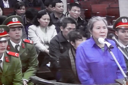 Bị cáo Chử Thị Kim Hiền (nguyên phó giám đốc Agribank Nam Hà Nội) tại tòa chiều 21-12 - Ảnh T.L chụp màn hình