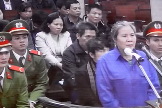 Bị cáo Chử Thị Kim Hiền (nguyên phó giám đốc Agribank Nam Hà Nội) tại tòa chiều 21-12 - Ảnh T.L chụp màn hình