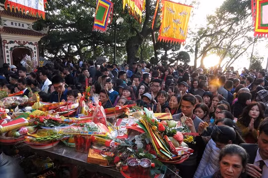 Chiều 8/2 (mùng 1 Tết), hàng nghìn người dân đổ về phủ Tây Hồ đi lễ đầu năm khiến cho khu vực này chật cứng người.