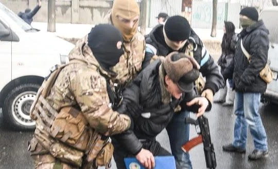 Cơ quan An ninh Ukraine (SBU) khống chế một người đàn ông Việt Nam trong vụ khám xét sáng 29/1. Ảnh: Novorossia Today