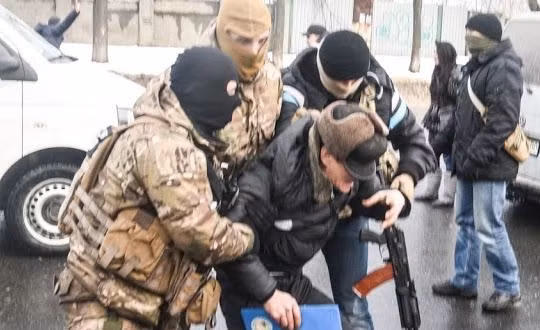 Cơ quan An ninh Ukraine (SBU) khống chế một người đàn ông Việt Nam trong vụ khám xét sáng 29/1. Ảnh: Novorossia Today