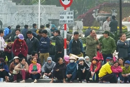 Người dân tụ tập trước cổng UBND tỉnh Thanh Hoá đòi lại một phần bờ biển