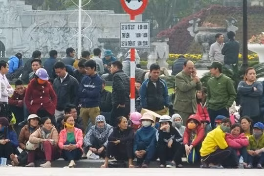 Người dân tụ tập trước cổng UBND tỉnh Thanh Hoá đòi lại một phần bờ biển