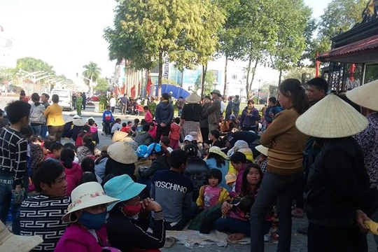 Người dân xã Quảng Cư tập trung trước cổng UBND tỉnh Thanh Hóa để phản đối việc giao đất cho Tập đoàn FLC. Ảnh: Nguyễn Dương.