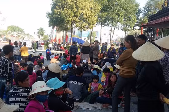 Người dân xã Quảng Cư tập trung trước cổng UBND tỉnh Thanh Hóa để phản đối việc giao đất cho Tập đoàn FLC. Ảnh: Nguyễn Dương.