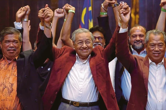 Tiến sĩ Mahathir Mohamad (giữa) sẽ trở thành Thủ tướng Malaysia. Ảnh: REUTERS