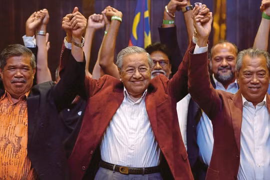 Tiến sĩ Mahathir Mohamad (giữa) sẽ trở thành Thủ tướng Malaysia. Ảnh: REUTERS