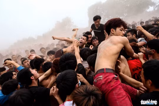 Các nhóm thanh niên được tổ chức theo xóm, mỗi xóm từ 10 đến 20 thanh niên tranh giành phết - Ảnh: Nguyễn Khánh