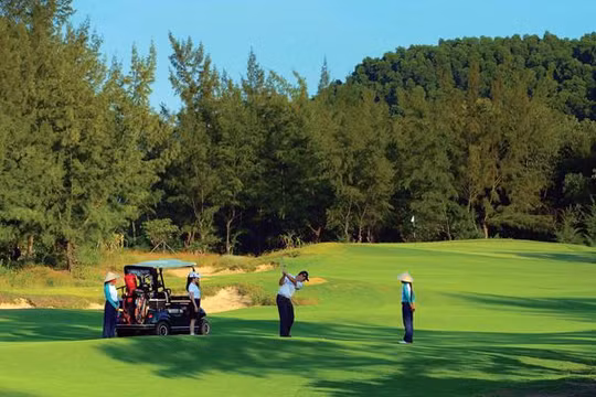 Dự án sân golf 36 lỗ tại đảo Vũ Yên do Vingroup làm chủ đầu tư với số vốn khoảng 900 tỷ đồng.