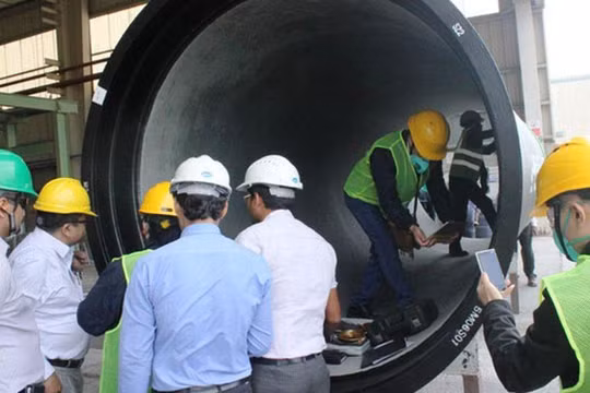 Đoàn chuyên gia của Viwasupco kiểm tra cơ sở sản xuất của Jindal Saw tại Abu Dhabi. Ảnh: CTV