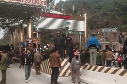 Lực lượng công an ra hiện trường can thiệp nhưng tình hình giao thông đến 10 giờ sáng nay vấn bất động