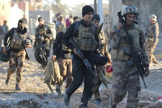 Binh sĩ Iraq vui mừng khi giành lại được Ramadi - Ảnh: Anadolu