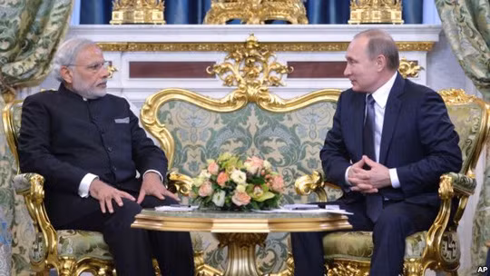 Thủ tướng Modi (trái) gặp Tổng thống Nga Vladimir Putin (phải) tại Moscow hôm 24-12. Ảnh: AP