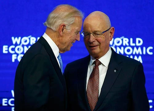 Phó Tổng thống Mỹ Joe Biden (trái) và nhà sáng lập WEF Klaus Schwab (phải) tại hội nghị Ảnh: REUTERS