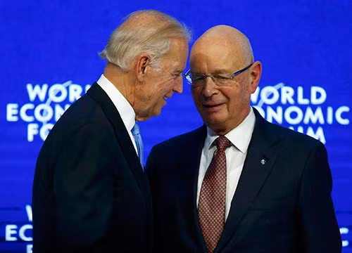 Phó Tổng thống Mỹ Joe Biden (trái) và nhà sáng lập WEF Klaus Schwab (phải) tại hội nghị Ảnh: REUTERS