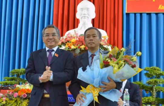 Ông Nguyễn Văn Hùng, tân Chủ tịch UBND tỉnh Kon Tum (trái) và ông Đào Xuân Quí, tân Chủ tịch UBND tỉnh Kon Tum (phải)