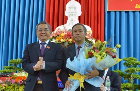 Ông Nguyễn Văn Hùng, tân Chủ tịch UBND tỉnh Kon Tum (trái) và ông Đào Xuân Quí, tân Chủ tịch UBND tỉnh Kon Tum (phải)