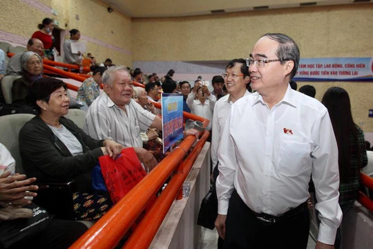 Bí thư Thành ủy TPHCM Nguyễn Thiện Nhân tiếp xúc cử tri quận 2. Nguồn: NLĐ