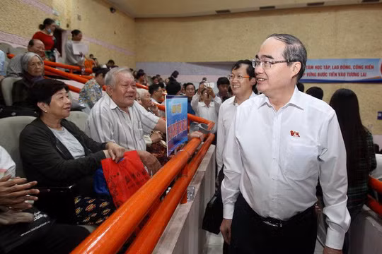 Bí thư Thành ủy TPHCM Nguyễn Thiện Nhân tiếp xúc cử tri quận 2. Nguồn: NLĐ