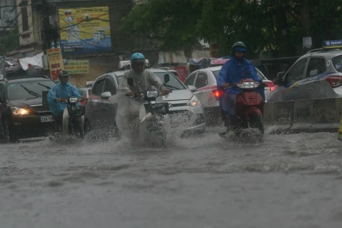 Nhiều tuyến phố ở thủ đô rơi vào tình trạng ngập nhẹ sau trận mưa kéo dài.