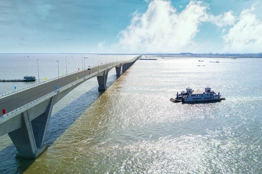 Cây cầu vượt biển bị bắt lỗi đang trong quá trình khắc phục các sai sót kỹ thuật (ảnh: Hải Sâm)