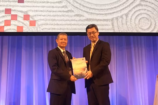 Thứ trưởng Nguyễn Thành Hưng chụp ảnh lưu niệm với ngài Chủ tịch ASOCIO