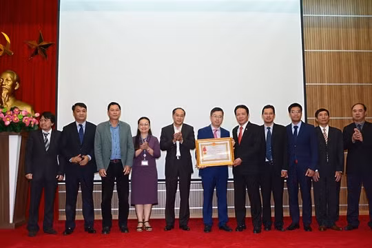 Thứ trưởng Bộ TT&TT Hoàng Vĩnh Bảo trao tặng Huân chương cho Lãnh đạo Cục qua các thời kỳ 