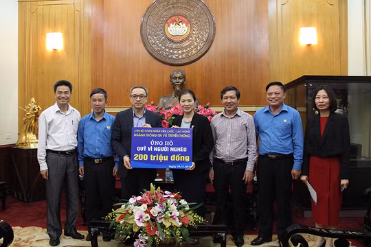 Thứ trưởng Bộ TT&TT Phan Tâm trao tiền ủng hộ Tháng hành động Vì người nghèo cho Ủy ban Trung ương MTTQ Việt Nam