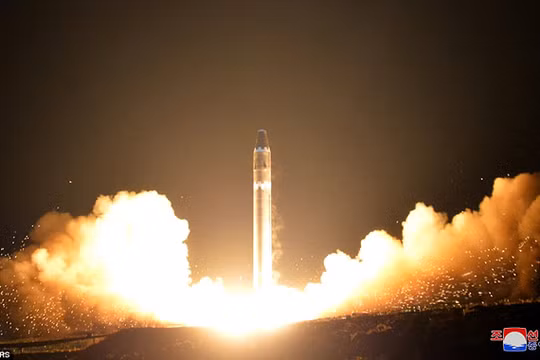 Tên lửa liên lục địa Hwasong-15 được phòng từ Pyongsong, phía nam Bình Nhưỡng, Triều Tiên (ảnh: Reuters)