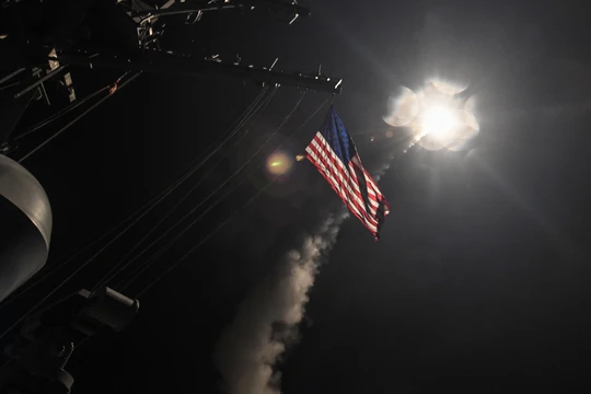 Chiến hạm Mỹ phóng tên lửa Tomahawk tấn công căn cứ không quân Syria hồi năm 2017