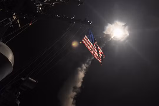 Khu trục hạm Mỹ phóng tên lửa Tomahawk tấn công căn cứ không quân Syria hôm 7/4