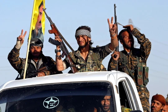 Những chiến binh của lực lượng Dân chủ Syria đã làm dấu hiệu chiến thắng khi đoàn xe của họ đi qua Ain Issa (ảnh: National Interest)