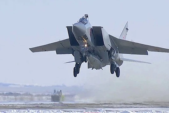 Máy bay tiêm kích đánh chặn tầm xa MiG-31 và tên lửa Kinzhal. Ảnh: Strategic Culture