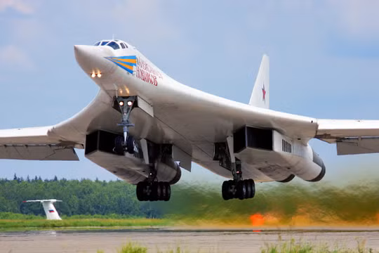 Máy bay ném bom chiến lược T-160 của lực lượng không quân vũ trụ Nga có thể phát động những đòn tấn công chính xác tầm xa