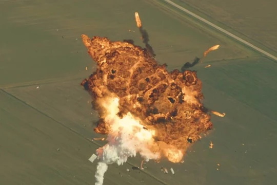 Hình ảnh tên lửa Grasshopper của SpaceX nổ tung trên không do hỏng máy cảm biến vào tháng 8/2014 (ảnh: SpaceX/YouTube)