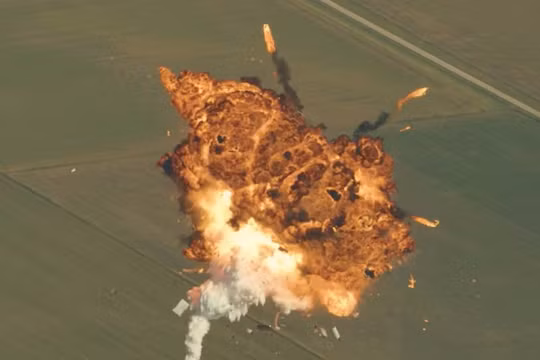 Hình ảnh tên lửa Grasshopper của SpaceX nổ tung trên không do hỏng máy cảm biến vào tháng 8/2014 (ảnh: SpaceX/YouTube)