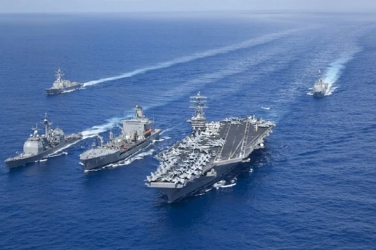 Tàu sân bay hạt nhân USS Nimitz cùng các tàu hộ tống. Ảnh: US Navy
