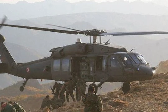 Binh sĩ Thổ Nhĩ Kỳ đổ bộ từ trực thăng, tấn công YPG. Ảnh: Muraselon