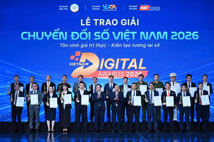 Ông Lê Doãn Hợp, Nguyên ủy viên Trung ương đảng, Nguyên bộ trưởng Bộ Thông tin và Truyền thông và ông Nguyễn Đức Hiển, Phó Trưởng Ban Chính sách, chiến lược Trung ương trao giải cho các đơn vị đạt giải.